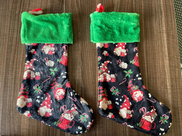 XMAS STOCKINGS-HOLIDAY GREEN FRIENDS